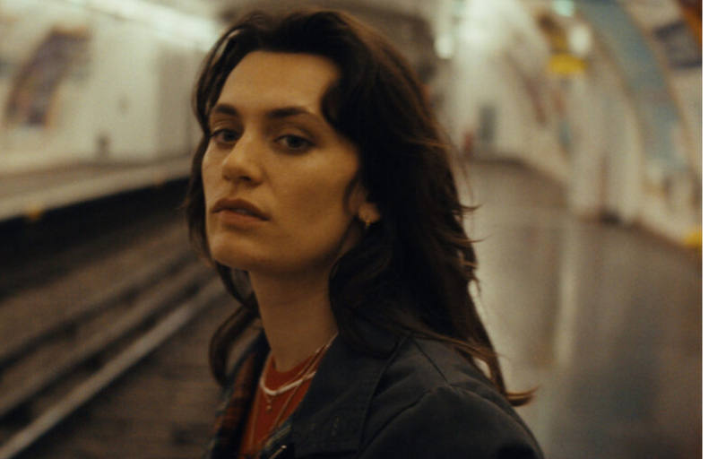 „Ich versuche Filme zu machen, die ich mir selber im Kino ansehen würde“: Interview mit Ella Rumpf zu „15 Liebesbeweise“