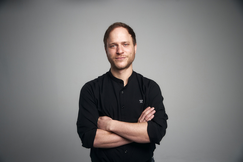 “Das Leben, solange es noch stattfindet, ist das Allergrößte!” - Interview mit Robert Stadlober & Adrian Goiginger zu “Vier Minus Drei”