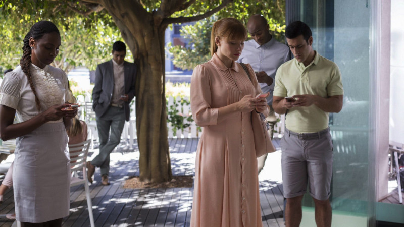 Schauen wir Filme noch oder laufen sie nur nebenbei? Wie Streamingplattformen Drehbücher an eine abgelenkte Generation anpassen.