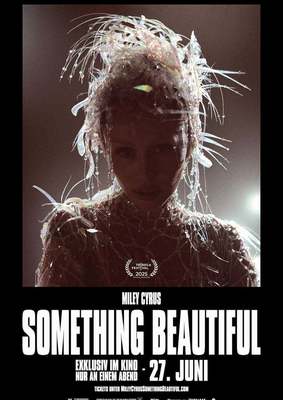 Ein visuelles Meisterwerk: Zum Start von "Miley Cyrus: Something Beautiful" am 27. Juni verlosen wir tolle Fan-Pakete