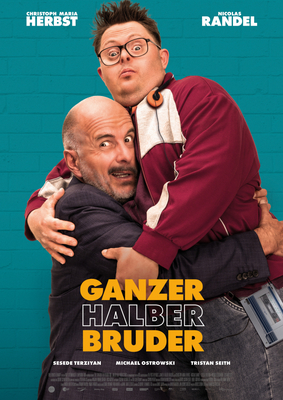 "Ganzer Halber Bruder": Wir verlosen Freikarten zur neuen Komödie mit Christoph Maria Herbst
